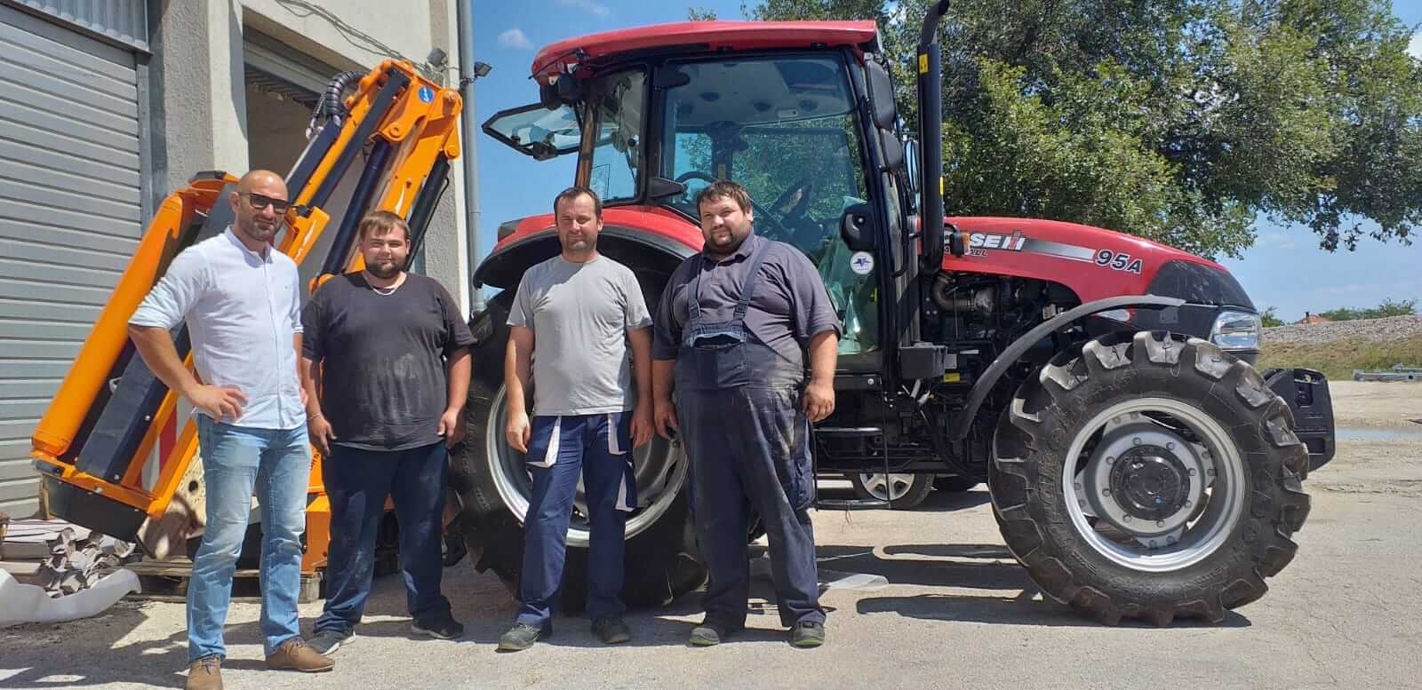 Čestitamo Komunalcu Benković na novom traktoru Case i profesionalnom malčeru Orsi. Želimo puno uspješnih radnih sati. Sa traktorom Case i malčerom Orsi imate dobitnu kombinaciju u održavanju zelenih površina.