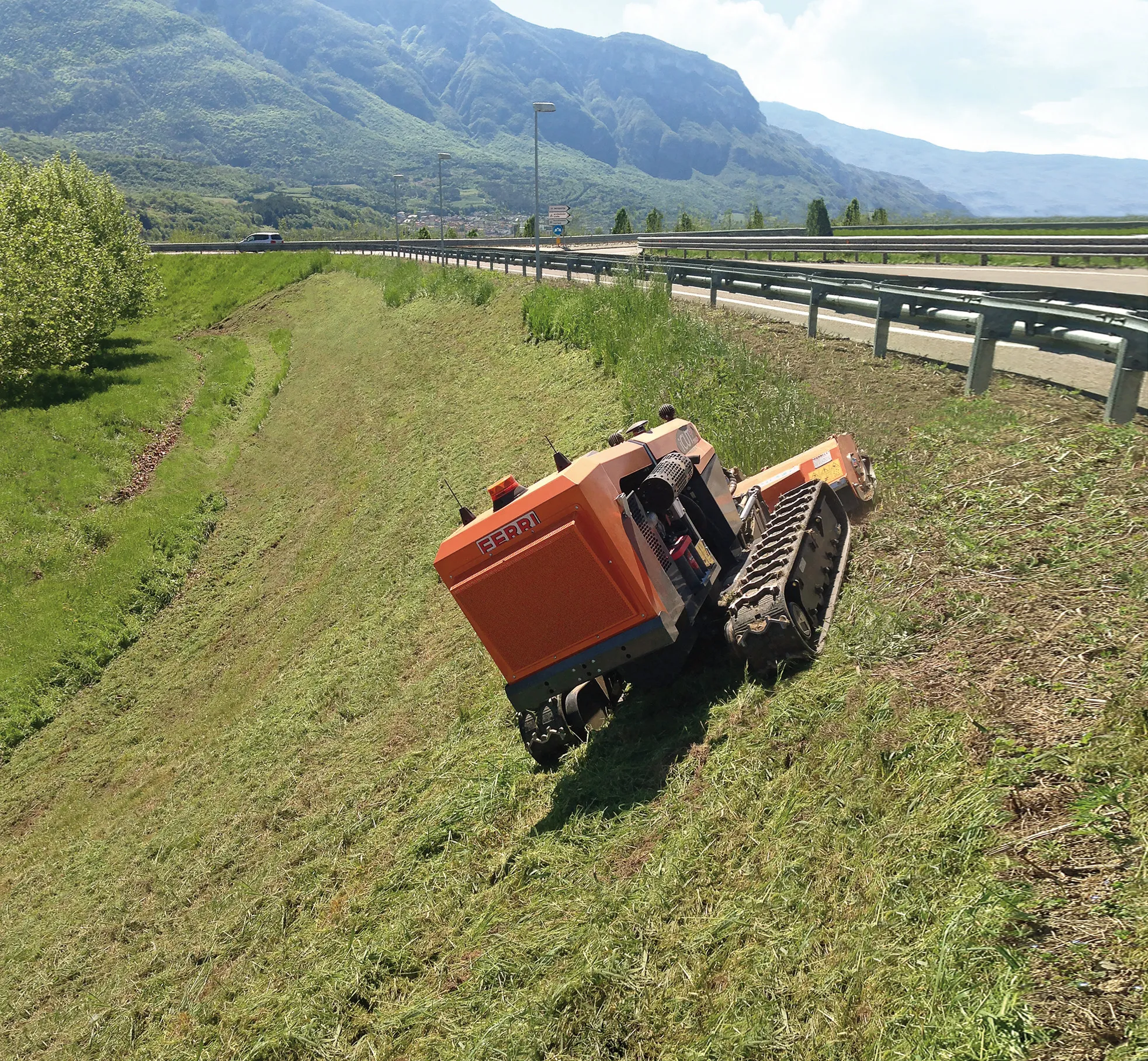 iCUT 3.40 i iCUT 3.60 strojevi za košenje trave, korova i grmlja, s motorima od 40 KS i 60 KS, hidrostatskom transmisijom i prilagodljivim šasijama za rad na teškim terenima i velikim nagibima.