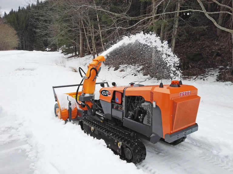 iCUT 3.40 i iCUT 3.60 strojevi za košenje trave, korova i grmlja, s motorima od 40 KS i 60 KS, hidrostatskom transmisijom i prilagodljivim šasijama za rad na teškim terenima i velikim nagibima.