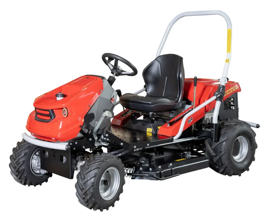 Mecanica Benassi traktorska kosilica u radu na travnatoj površini.