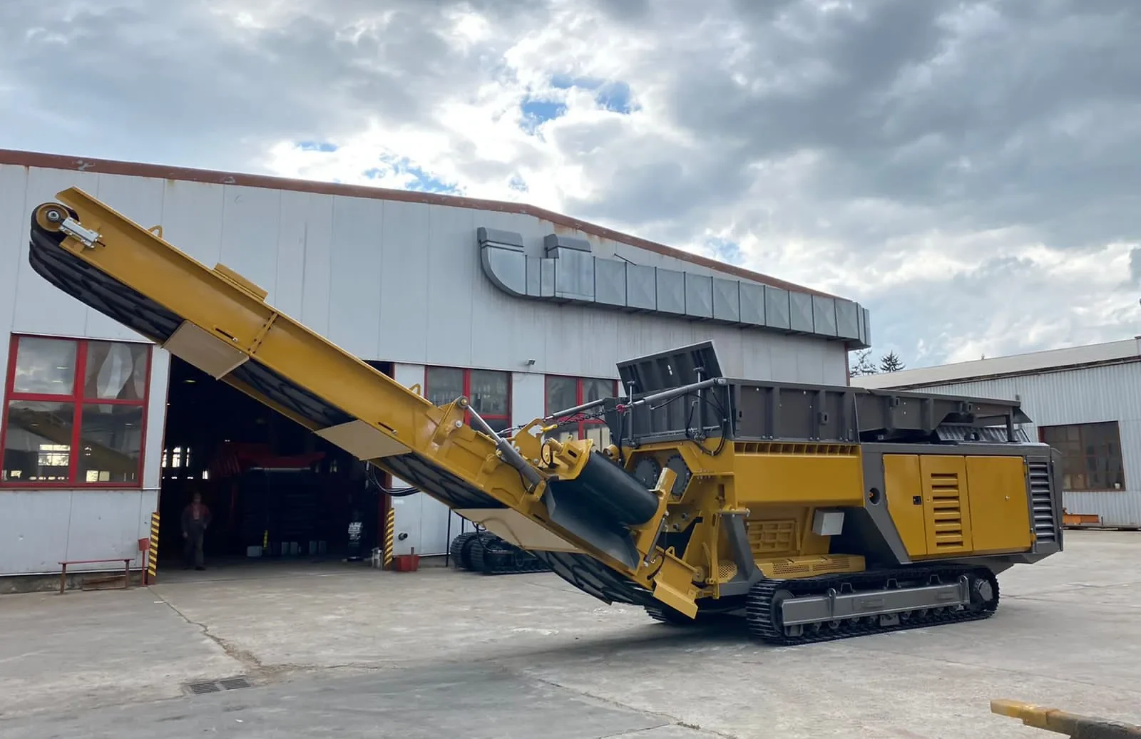 Primarna i sekundarna drobilica OLNOVA u industrijskom okruženju, snaga, robusna konstrukcija i prilagodljivost različitim vrstama materijala kao što su drvo, plastika, metal i građevinski otpad.